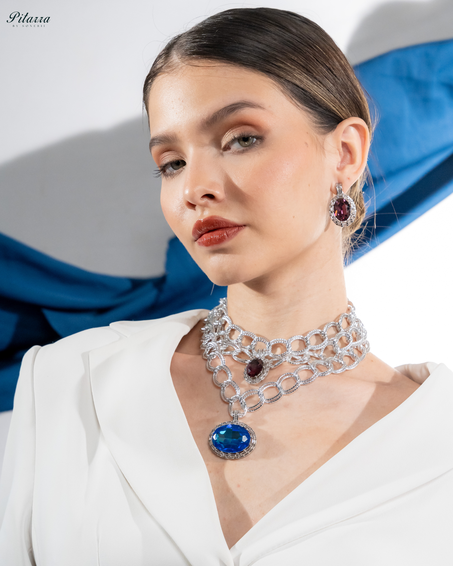 Blue Statement Pendant Silver Chain Choker_Side Pose