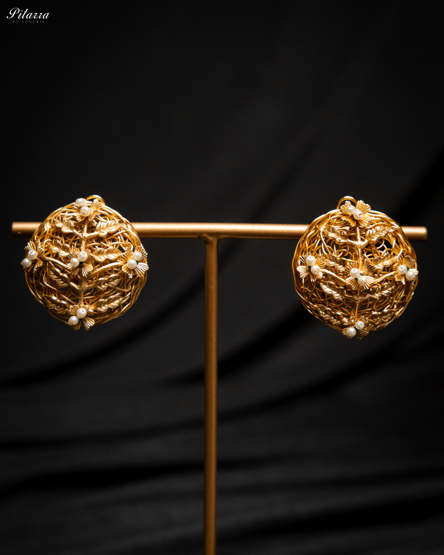 White And Gold Handcrafted Choker Set_Earrings