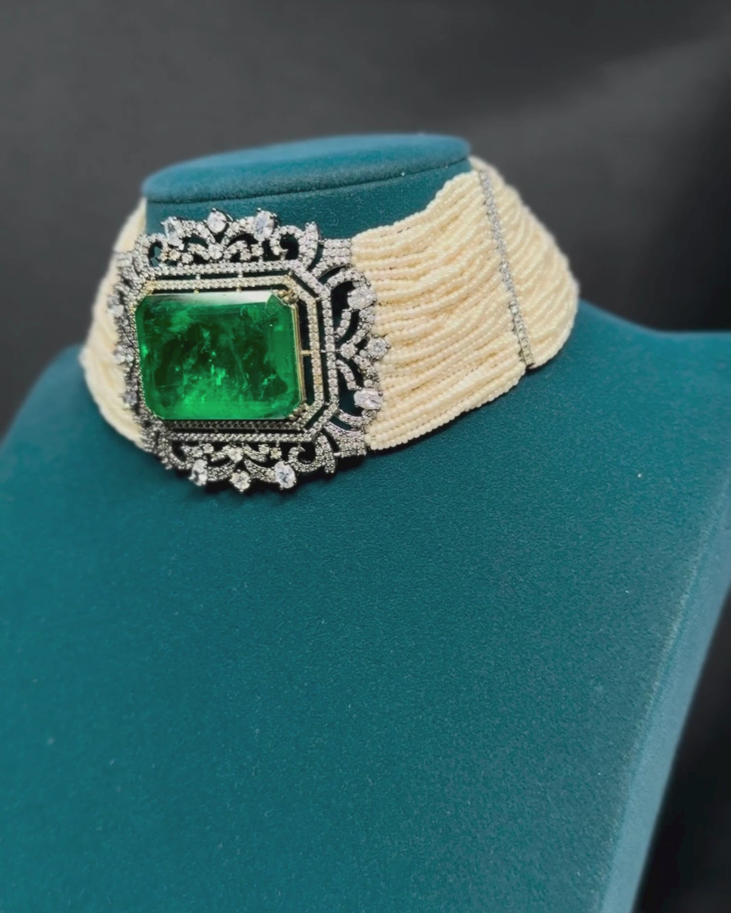 Emerald Stone Doublet Pearl Choker Set_Video
