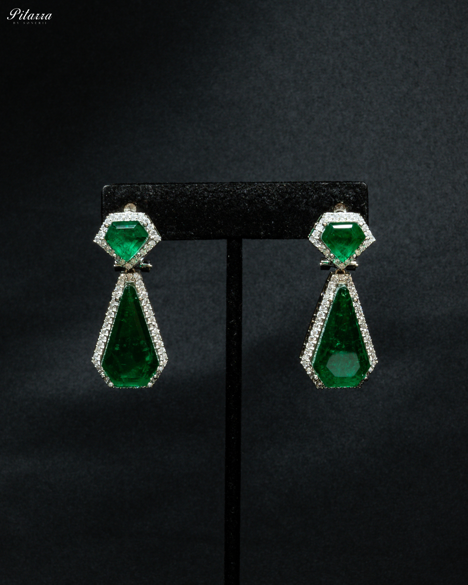 Elegant Emerald Silver Necklace Set By Pitarra