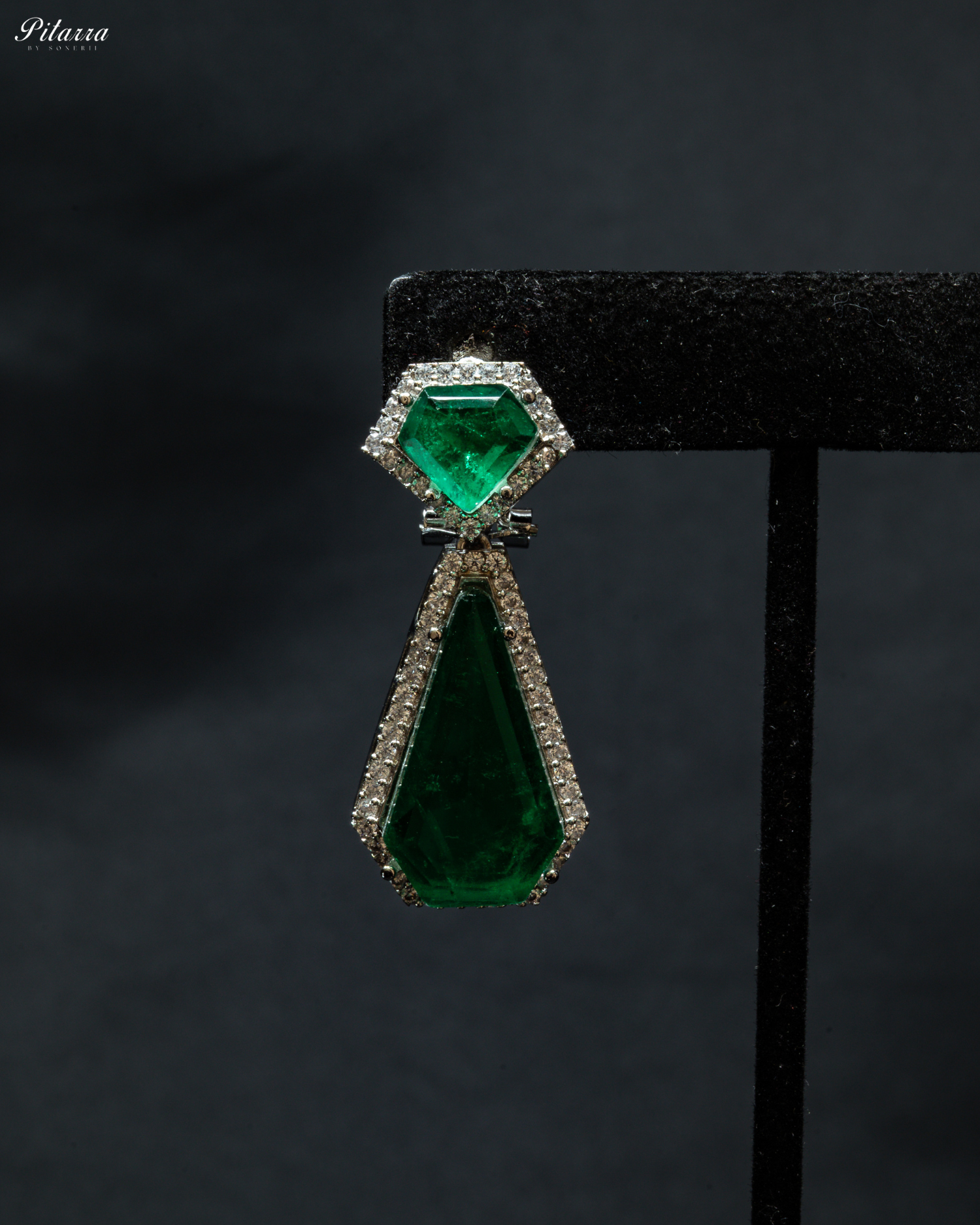 Elegant Emerald Silver Necklace Set By Pitarra