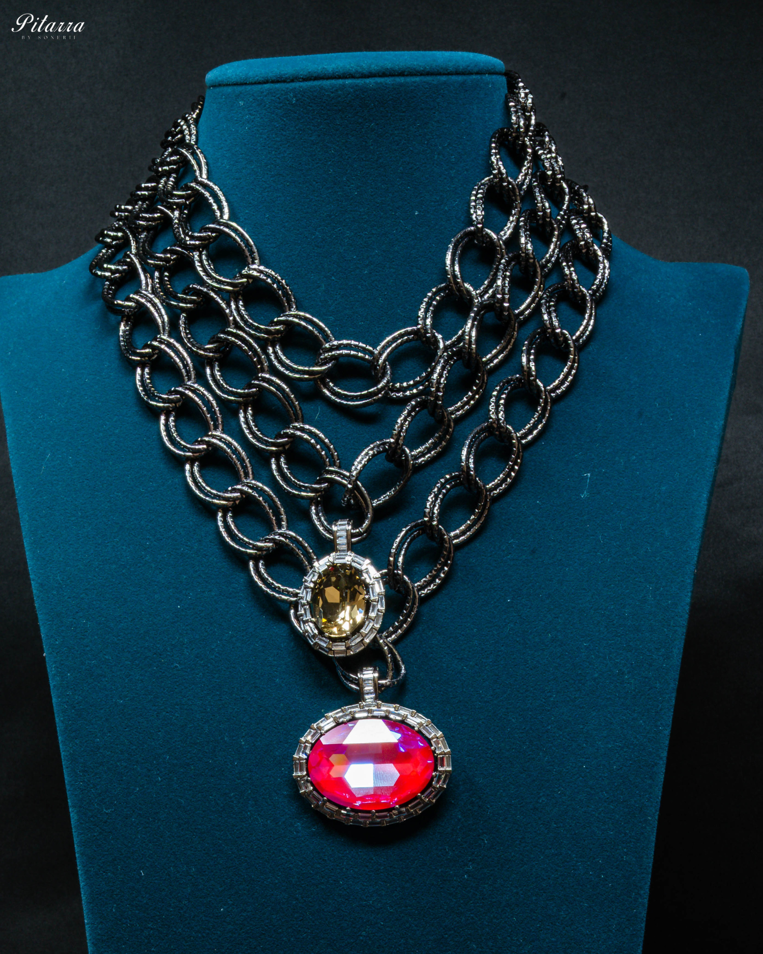 Red Statement Pendant Chain Choker_Front Image
